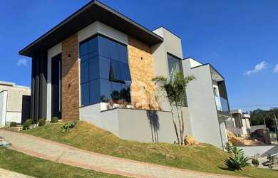 Imagem: A casa em condomínio possui 3 Dormitórios, 3 Banheiros, 5