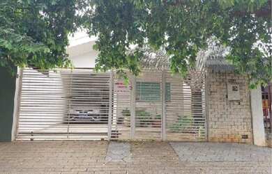 Imagem: A casa possui 3 Dormitórios, 2 Banheiros, 2 Vagas na garagem