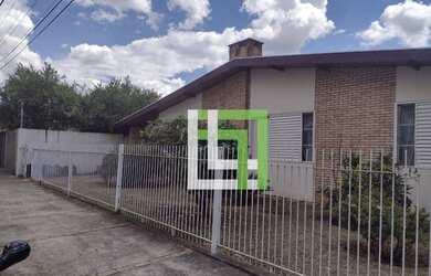 Imagem: A casa possui 4 Dormitórios, 1 Banheiro, 2 Vagas na garagem