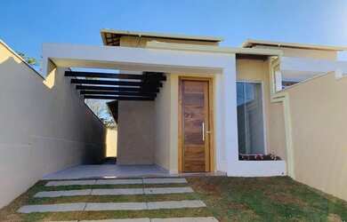 Imagem: A casa possui 3 Dormitórios, 2 Banheiros, 2 Vagas na garagem