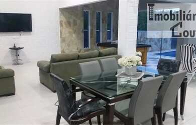 Imagem: A casa possui 3 Dormitórios, 2 Banheiros, 5 Vagas na garagem