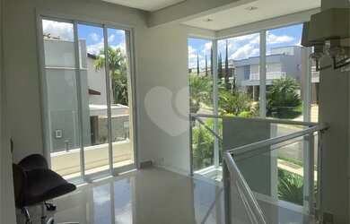 Imagem: A casa em condomínio possui 4 Dormitórios, 5 Banheiros, 4