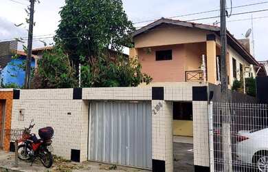 Imagem: A casa possui 4 Dormitórios, 5 Banheiros, 4 Vagas na garagem