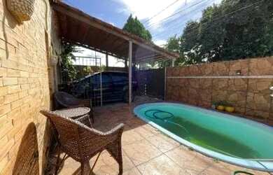 Imagem: A casa possui 4 Dormitórios, 3 Banheiros, 2 Vagas na garagem