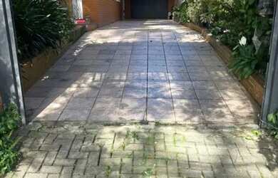 Imagem: A casa possui 3 Dormitórios, 2 Banheiros, 2 Vagas na garagem