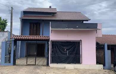 Imagem: A casa possui 4 Dormitórios, 3 Banheiros, 2 Vagas na garagem