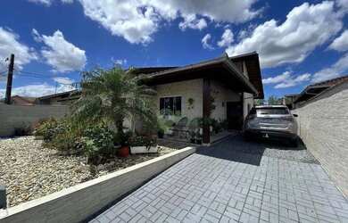 Imagem: A casa possui 3 Dormitórios, 2 Banheiros, 4 Vagas na garagem