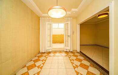 Imagem: O apartamento possui 3 Dormitórios, 1 Banheiro, 1 Vaga na garagem