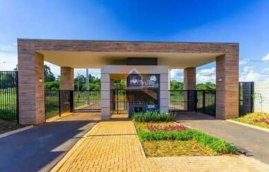 Imagem: A casa possui 3 Dormitórios, 1 Banheiro, 2 Vagas na garagem