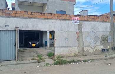 Imagem: A casa possui 3 Dormitórios, 2 Banheiros, 3 Vagas na garagem