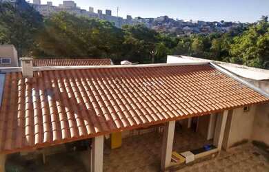 Imagem: A casa possui 2 Dormitórios, 2 Banheiros, 3 Vagas na garagem