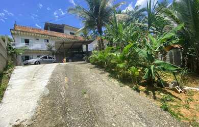 Imagem: A casa possui 3 Dormitórios, 3 Banheiros, 4 Vagas na garagem