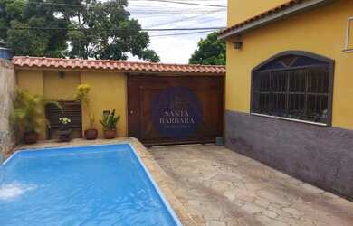 Imagem: A casa possui 5 Dormitórios, 3 Banheiros, 3 Vagas na garagem