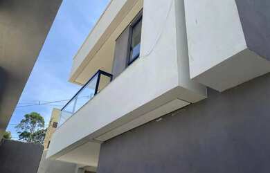 Imagem: A casa possui 3 Dormitórios, 2 Banheiros, 2 Vagas na garagem