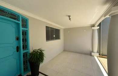 Imagem: A casa possui 3 Dormitórios, 4 Banheiros, 2 Vagas na garagem