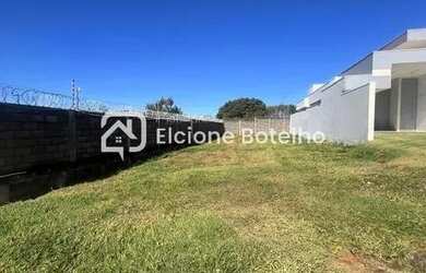 Imagem: O terreno à venda possui e está localizado em Jardim Botânico