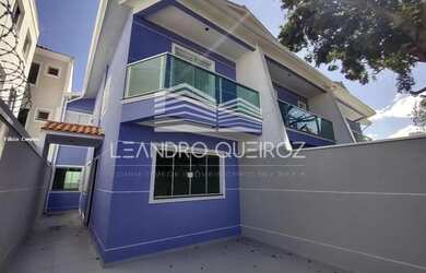 Imagem: A casa possui 3 Dormitórios, 3 Banheiros, 2 Vagas na garagem