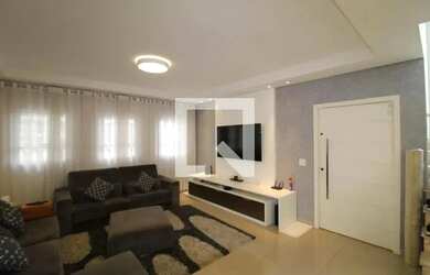 Imagem: A casa possui 3 Dormitórios, 5 Banheiros, 4 Vagas na garagem