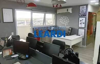 Imagem: O depósito possui 2 Vagas na garagem e 72m² de Área e está