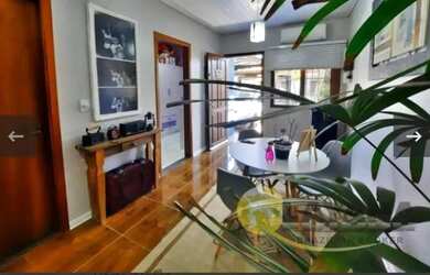 Imagem: A casa possui 2 Dormitórios, 1 Banheiro, 2 Vagas na garagem