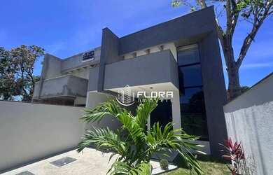 Imagem: A casa possui 3 Dormitórios, 2 Banheiros, 2 Vagas na garagem