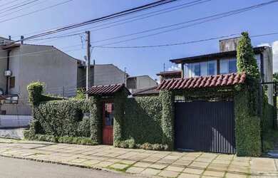 Imagem: A casa possui 3 Dormitórios, 3 Banheiros, 4 Vagas na garagem