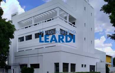 Imagem: O depósito possui 5 Vagas na garagem e 4816m² de Área e está