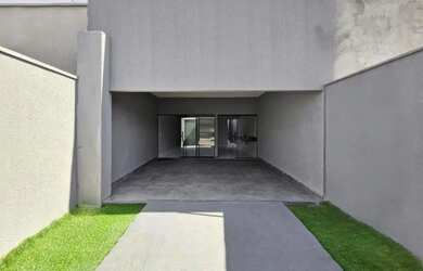 Imagem: A casa possui 3 Dormitórios, 2 Banheiros, 3 Vagas na garagem