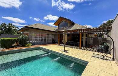 Imagem: A casa em condomínio possui 4 Dormitórios, 5 Banheiros, 5