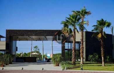 Imagem: A casa possui 3 Dormitórios, 5 Banheiros, 4 Vagas na garagem