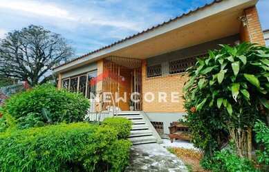 Imagem: A casa possui 3 Dormitórios, 4 Banheiros, 3 Vagas na garagem