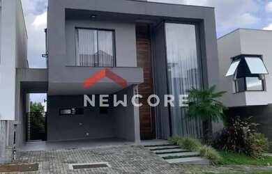 Imagem: A casa em condomínio possui 4 Dormitórios, 4 Banheiros, 4