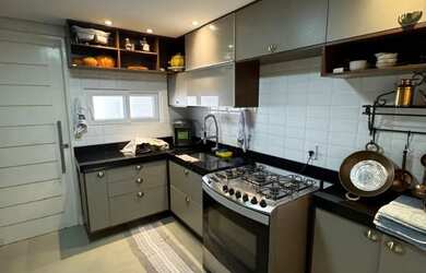 Imagem: A casa possui 3 Dormitórios, 3 Banheiros, 2 Vagas na garagem