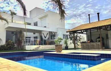 Imagem: A casa em condomínio possui 5 Dormitórios, 5 Banheiros, 4