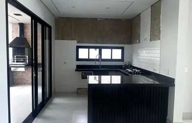 Imagem: A casa possui 3 Dormitórios, 3 Banheiros, 4 Vagas na garagem