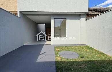 Imagem: A casa possui 3 Dormitórios, 2 Banheiros, 2 Vagas na garagem