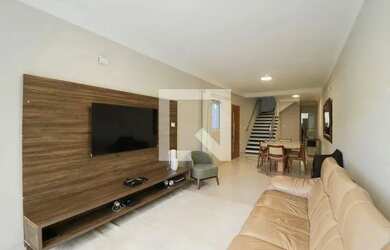 Imagem: A casa possui 3 Dormitórios, 4 Banheiros, 2 Vagas na garagem