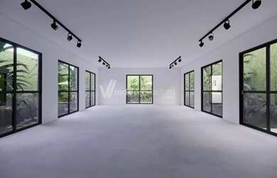 Imagem: A casa possui 3 Dormitórios, 3 Banheiros, 4 Vagas na garagem