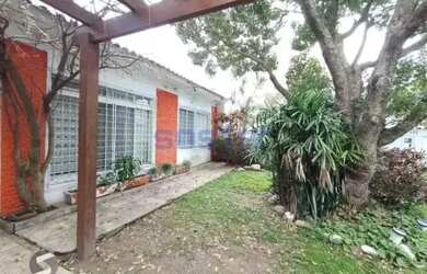 Imagem: A casa possui 3 Dormitórios, 3 Banheiros, 3 Vagas na garagem