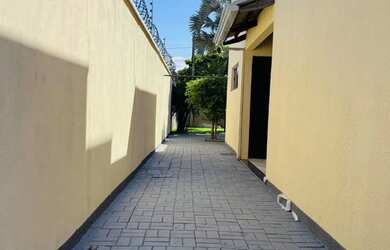 Imagem: A casa possui 3 Dormitórios, 3 Banheiros, 4 Vagas na garagem