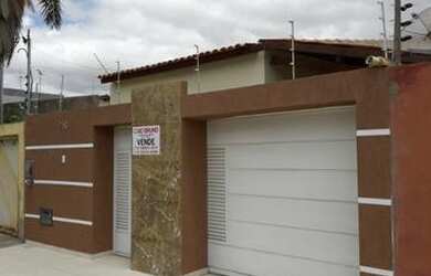 Imagem: A casa possui 2 Dormitórios, 2 Vagas na garagem, 160m² de