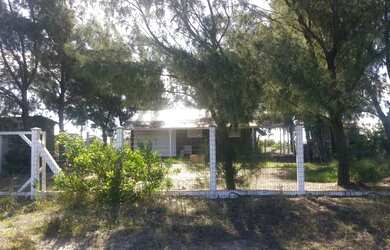 Imagem: A casa possui 3 Dormitórios, 4 Vagas na garagem, 100m² de