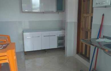 Imagem: A casa possui 1 Dormitório, 1 Banheiro, 1 Vaga na garagem