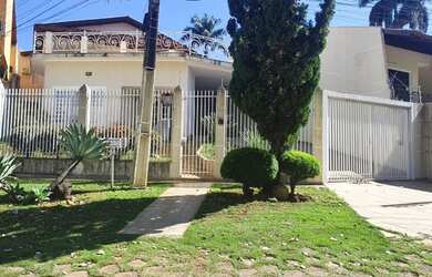 Imagem: A casa possui 4 Dormitórios, 5 Banheiros, 4 Vagas na garagem