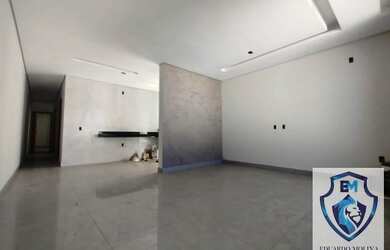 Imagem: A casa possui 3 Dormitórios, 2 Banheiros, 2 Vagas na garagem