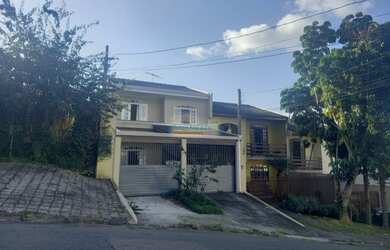 Imagem: A casa possui 3 Dormitórios, 3 Banheiros, 2 Vagas na garagem