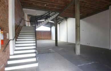 Imagem: O depósito possui 4 Vagas na garagem, 400m² de Área e está