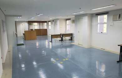 Imagem: O depósito possui 4 Vagas na garagem e 135m² de Área e está