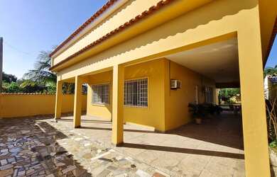 Imagem: A casa possui 3 Dormitórios, 2 Banheiros, 4 Vagas na garagem