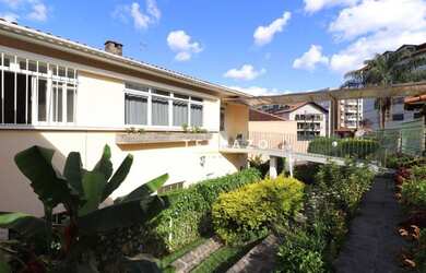 Imagem: A casa possui 4 Dormitórios, 3 Banheiros, 1 Vaga na garagem